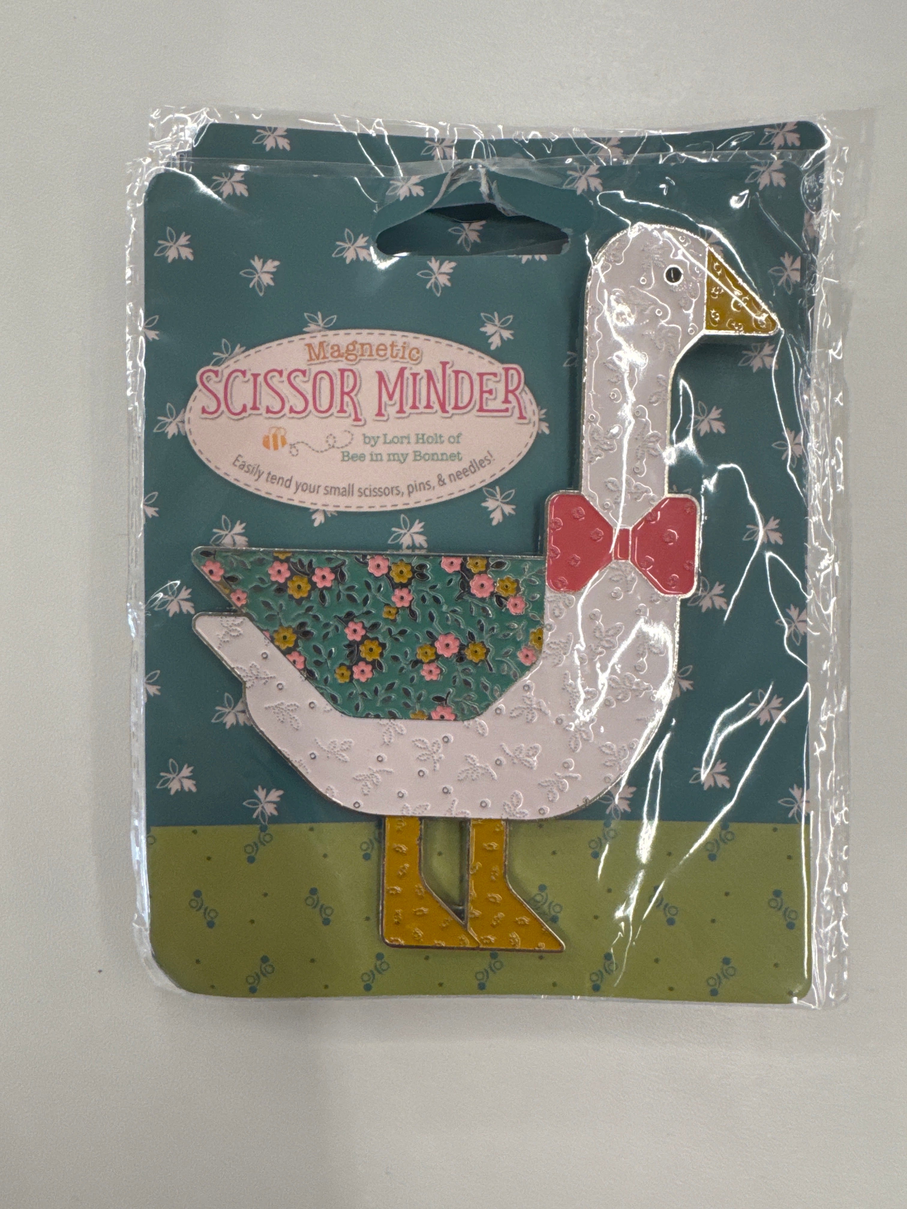 Gentler Times Magnetic Scissor Minder by Lori Holt for Riley Blake