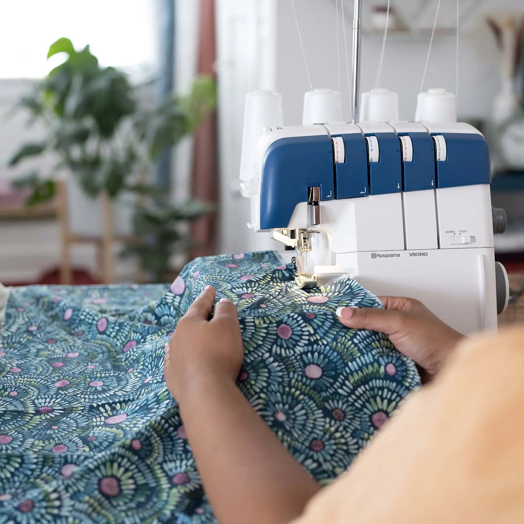 HUSQVARNA® VIKING® AMBER™ Air S | 400 Overlock Machine Singer