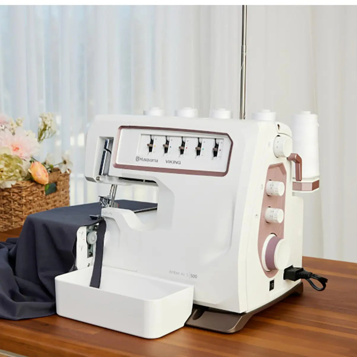 HUSQVARNA® VIKING® AMBER™ Air S | 500 Coverlock Machine Singer