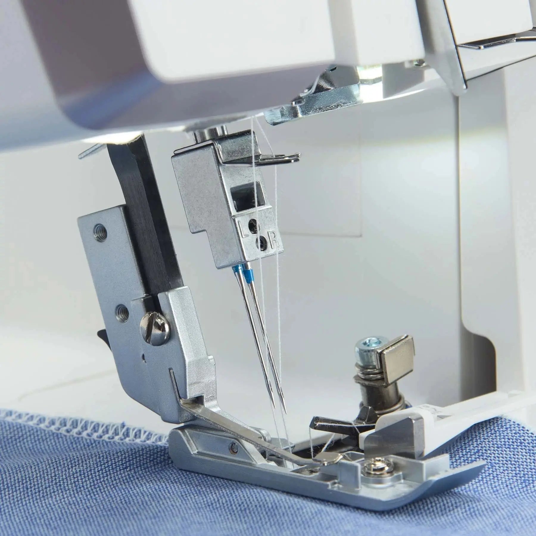 HUSQVARNA® VIKING® AMBER™ S | 300 Overlock Machine Singer