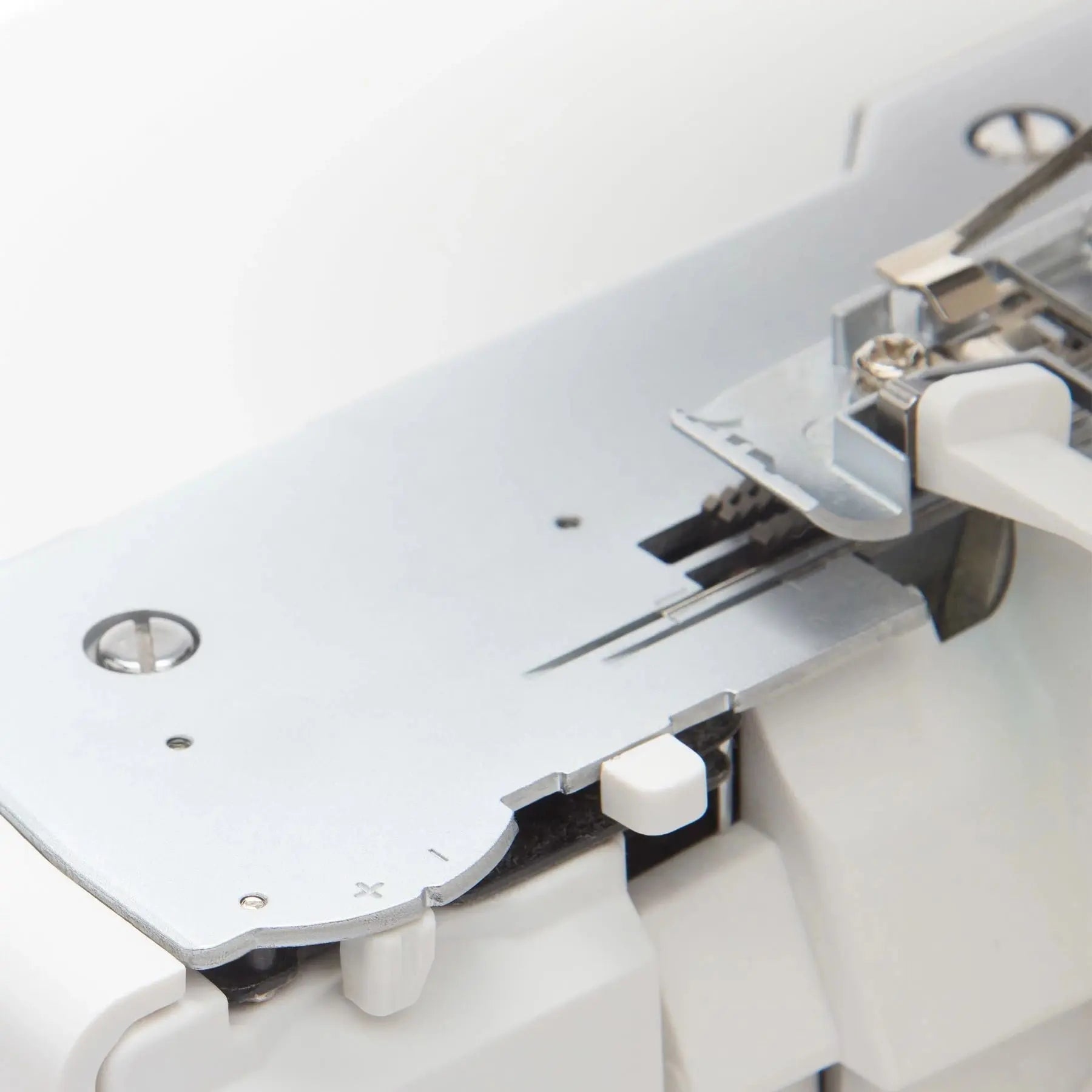 HUSQVARNA® VIKING® AMBER™ S | 300 Overlock Machine Singer