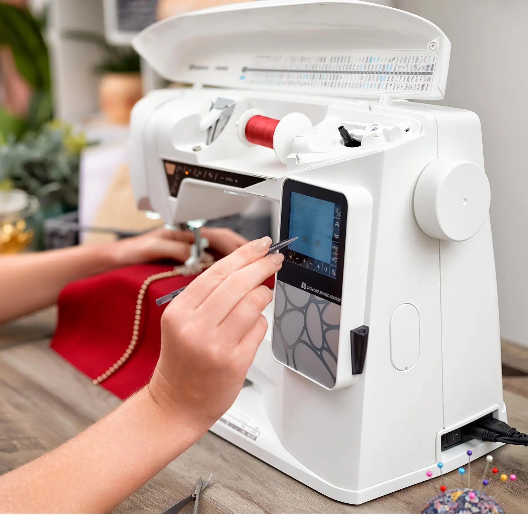HUSQVARNA® VIKING® OPAL™ 690Q Sewing Machine Singer