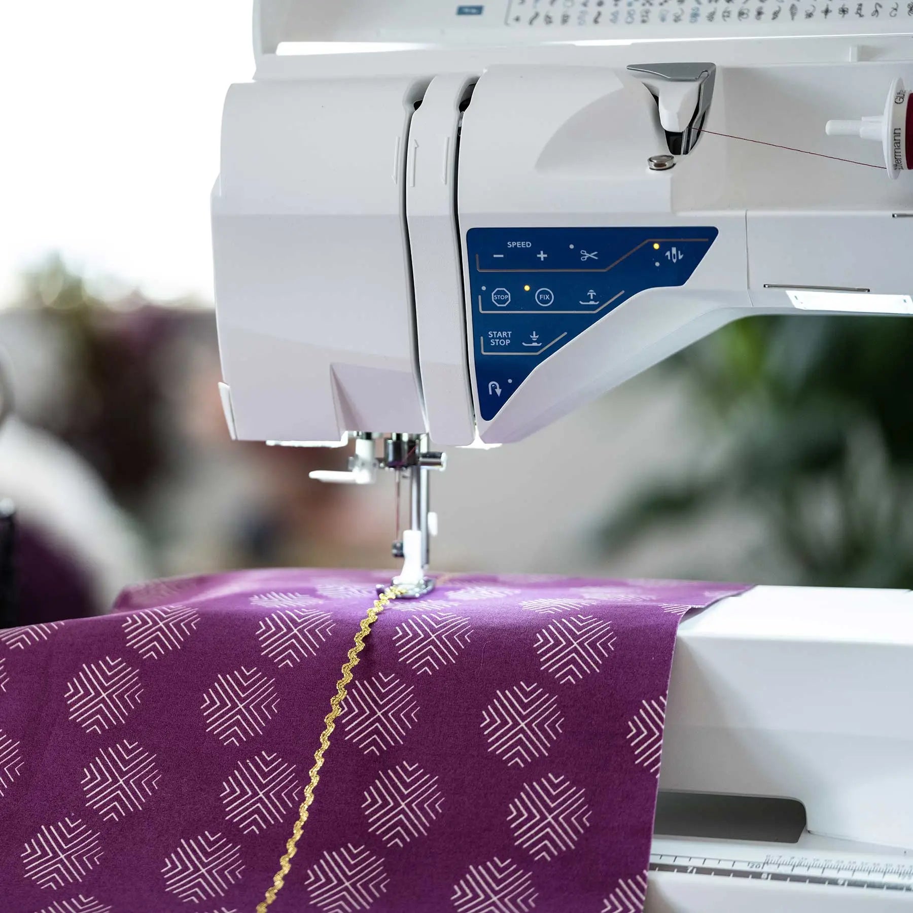 HUSQVARNA® VIKING® SAPPHIRE™ 930 Sewing Machine Singer