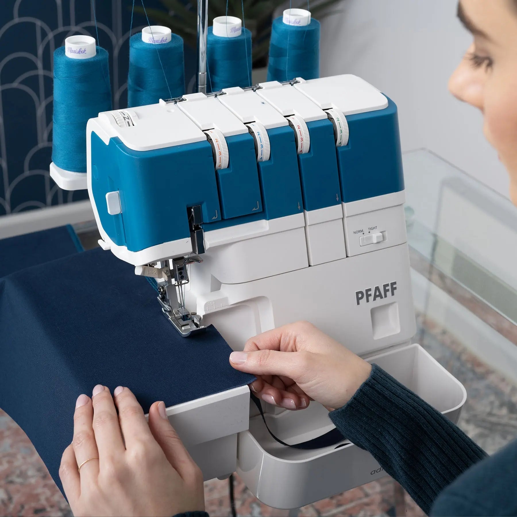PFAFF® admire™ air 5000 Overlock Machine Singer