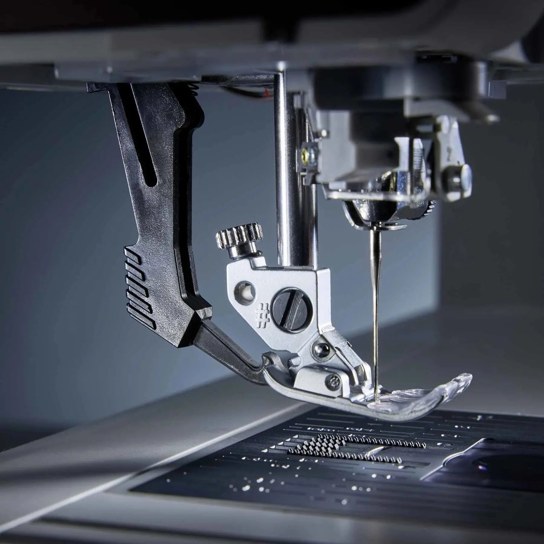 PFAFF® expression™ 715 Sewing Machine Singer