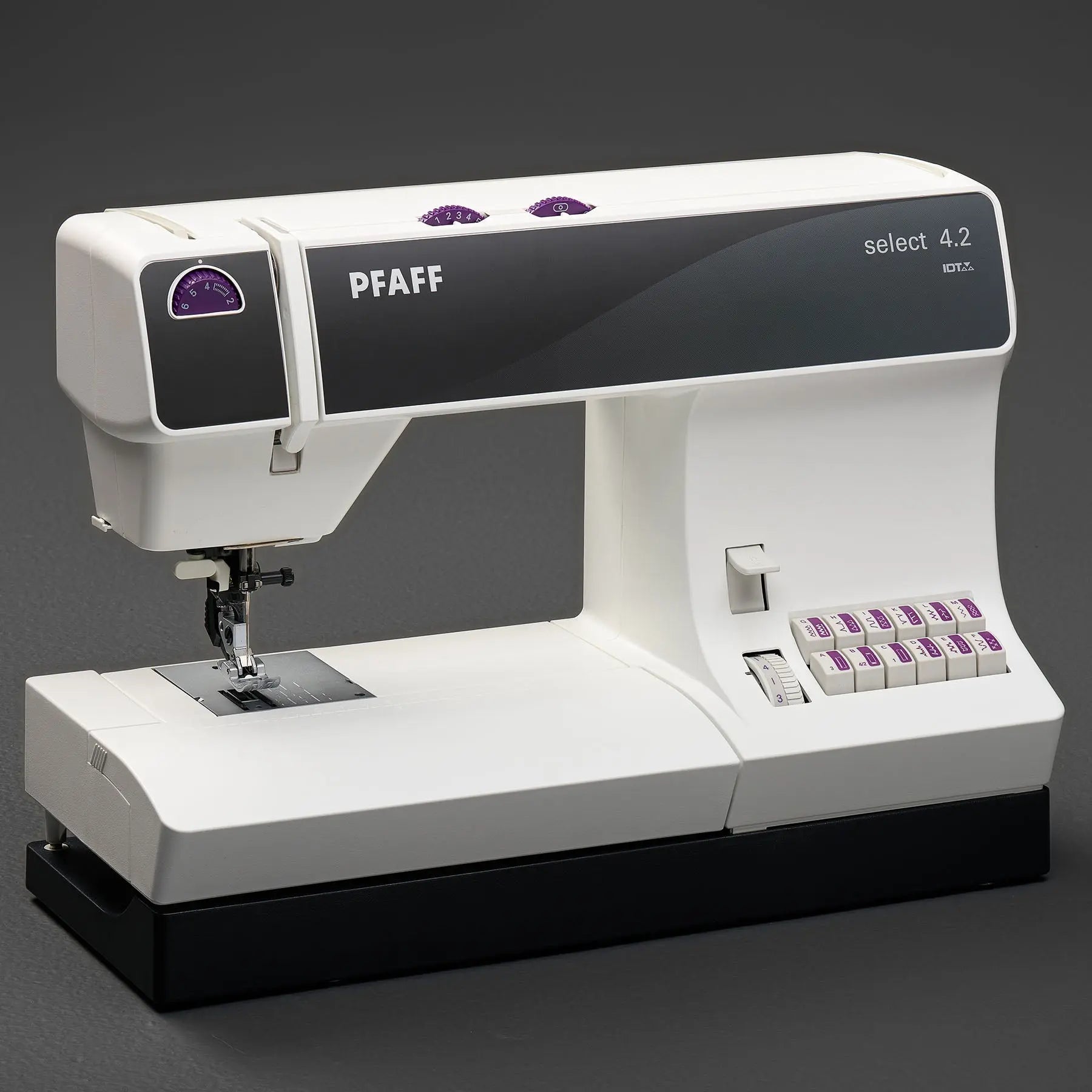 PFAFF® select™ 4.2 Sewing Machine Singer
