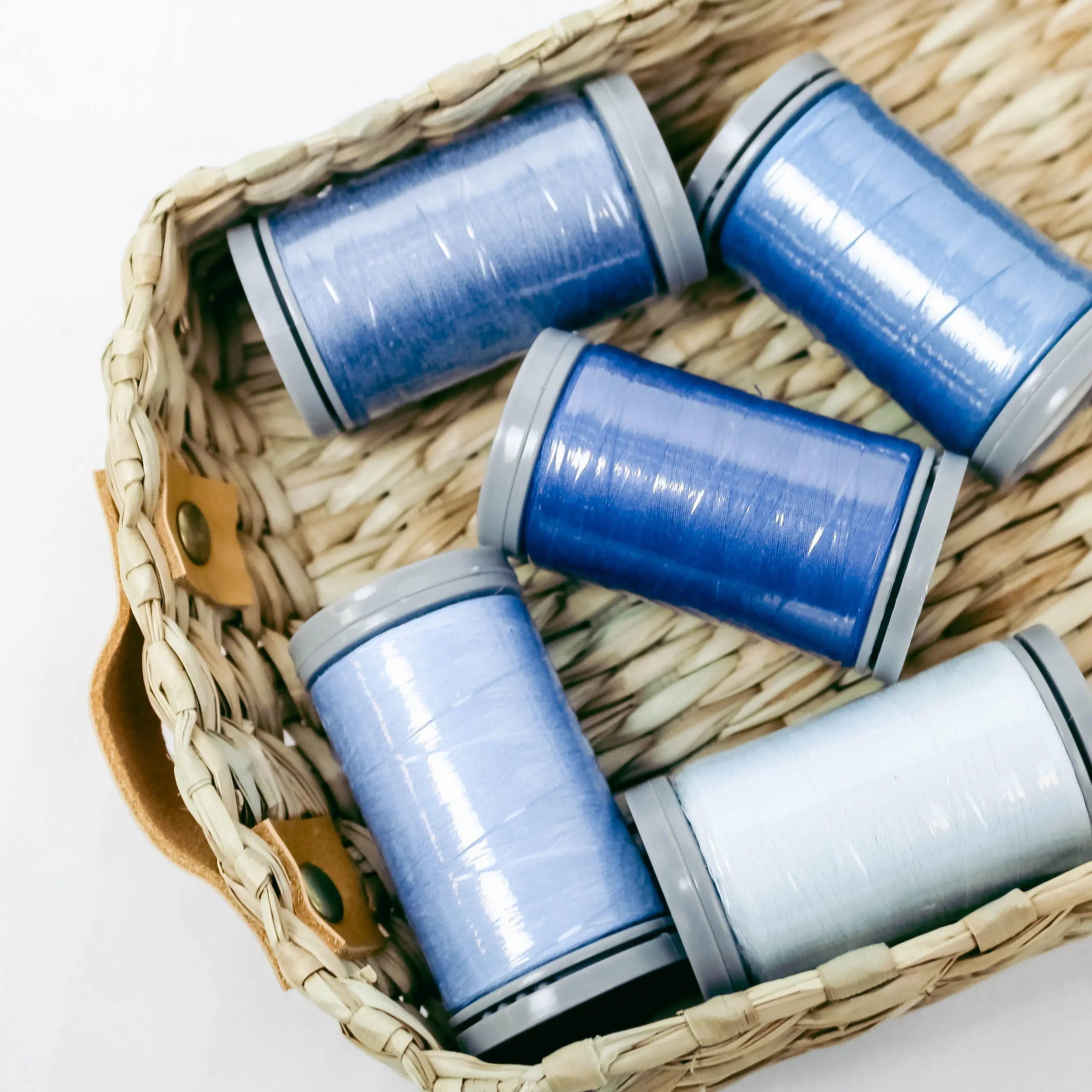 Quilters Select Thread - Tube of 5 colors 400M - FAIRY DUST TRINITY BLUE CERULEAN SAPPHIRE STORMY OCEAN - Linda's Electric Quilters