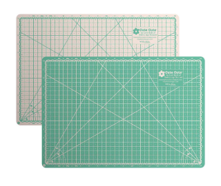 Lori Holt Cute Cuts 12 by 18 inch cutting mat by Riley Blake
