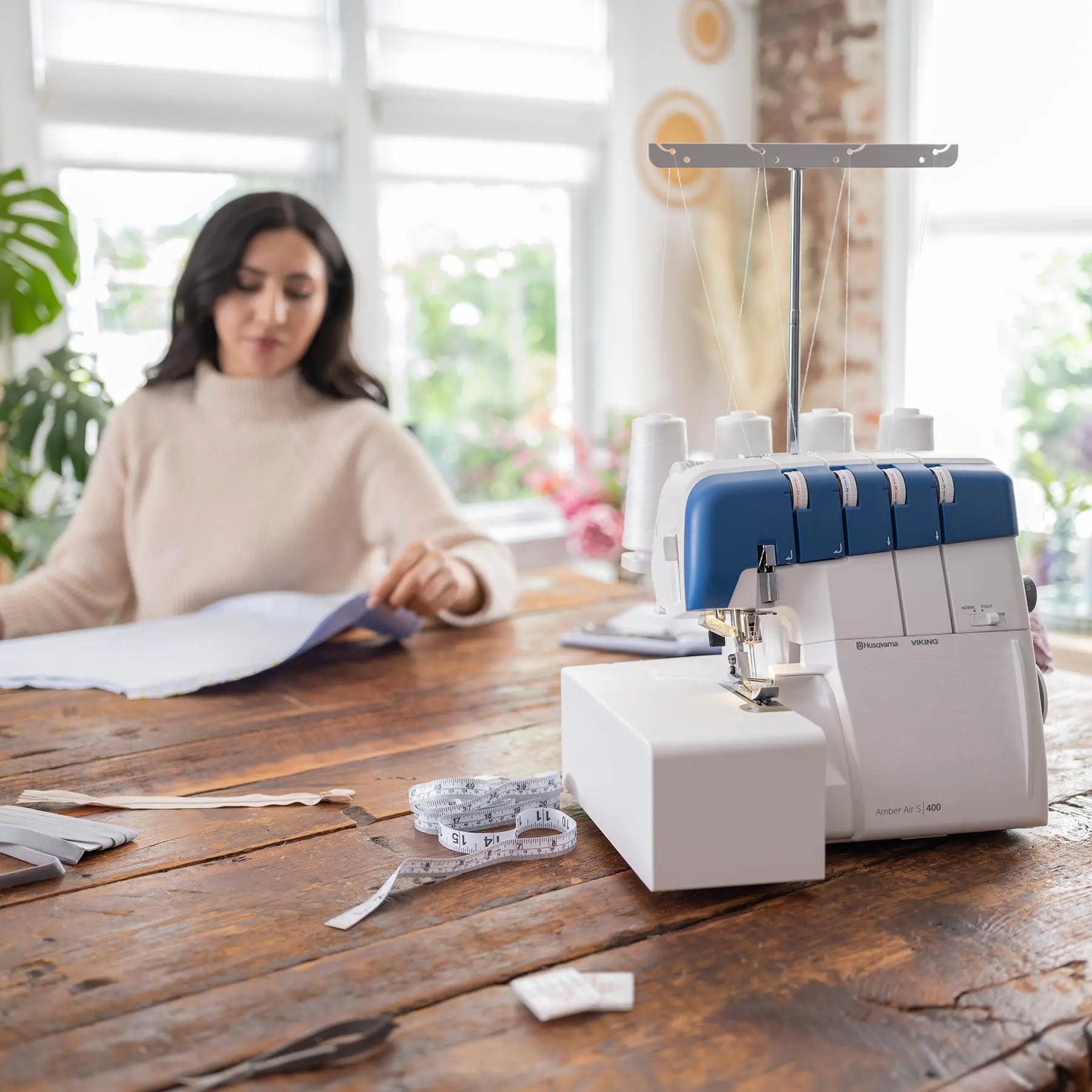 HUSQVARNA® VIKING® AMBER™ Air S | 400 Overlock Machine Singer