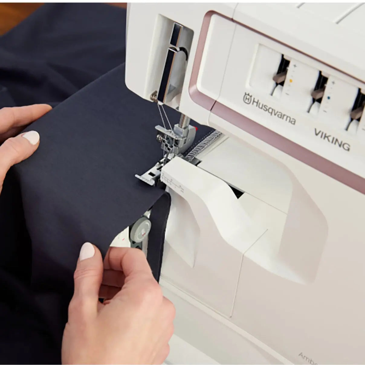 HUSQVARNA® VIKING® AMBER™ Air S | 500 Coverlock Machine Singer