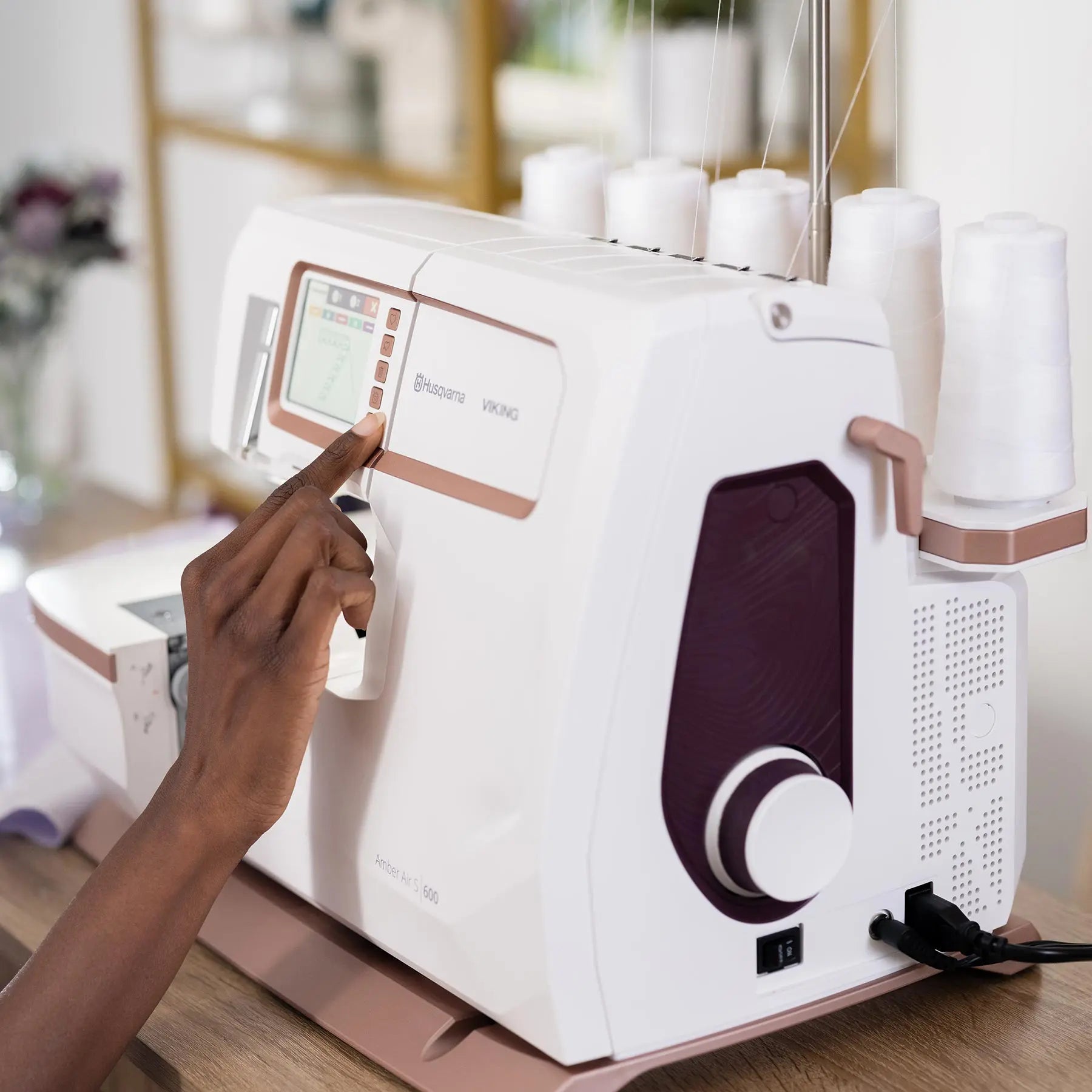 HUSQVARNA® VIKING® AMBER™ Air S | 600 Coverlock Machine Singer