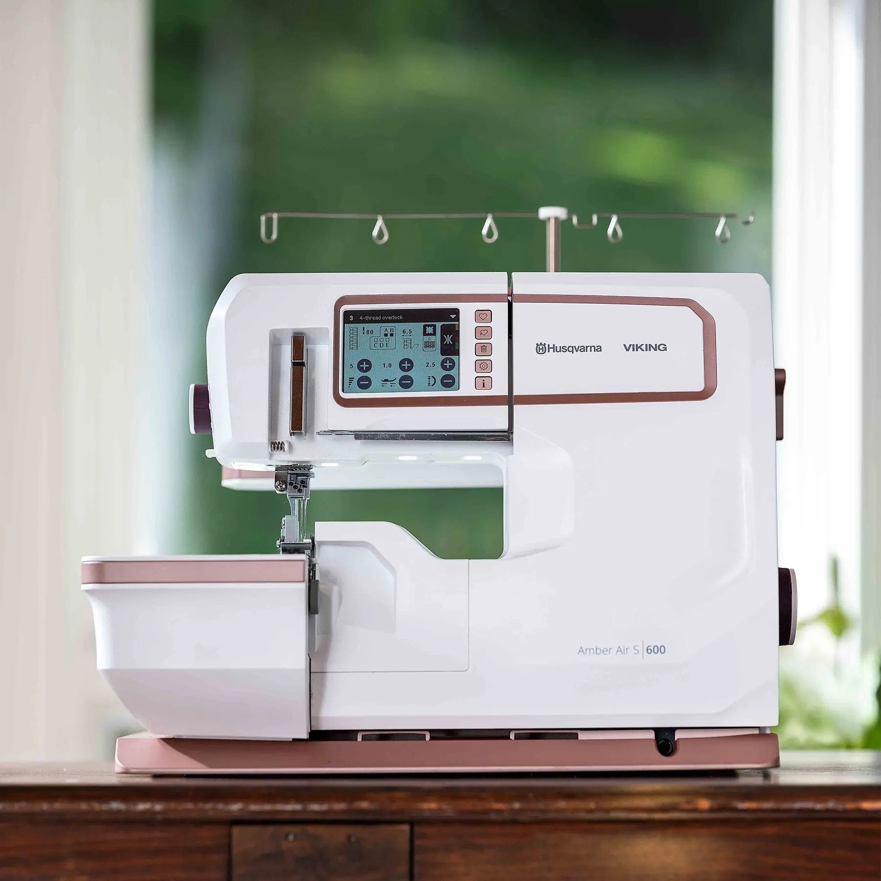 HUSQVARNA® VIKING® AMBER™ Air S | 600 Coverlock Machine Singer