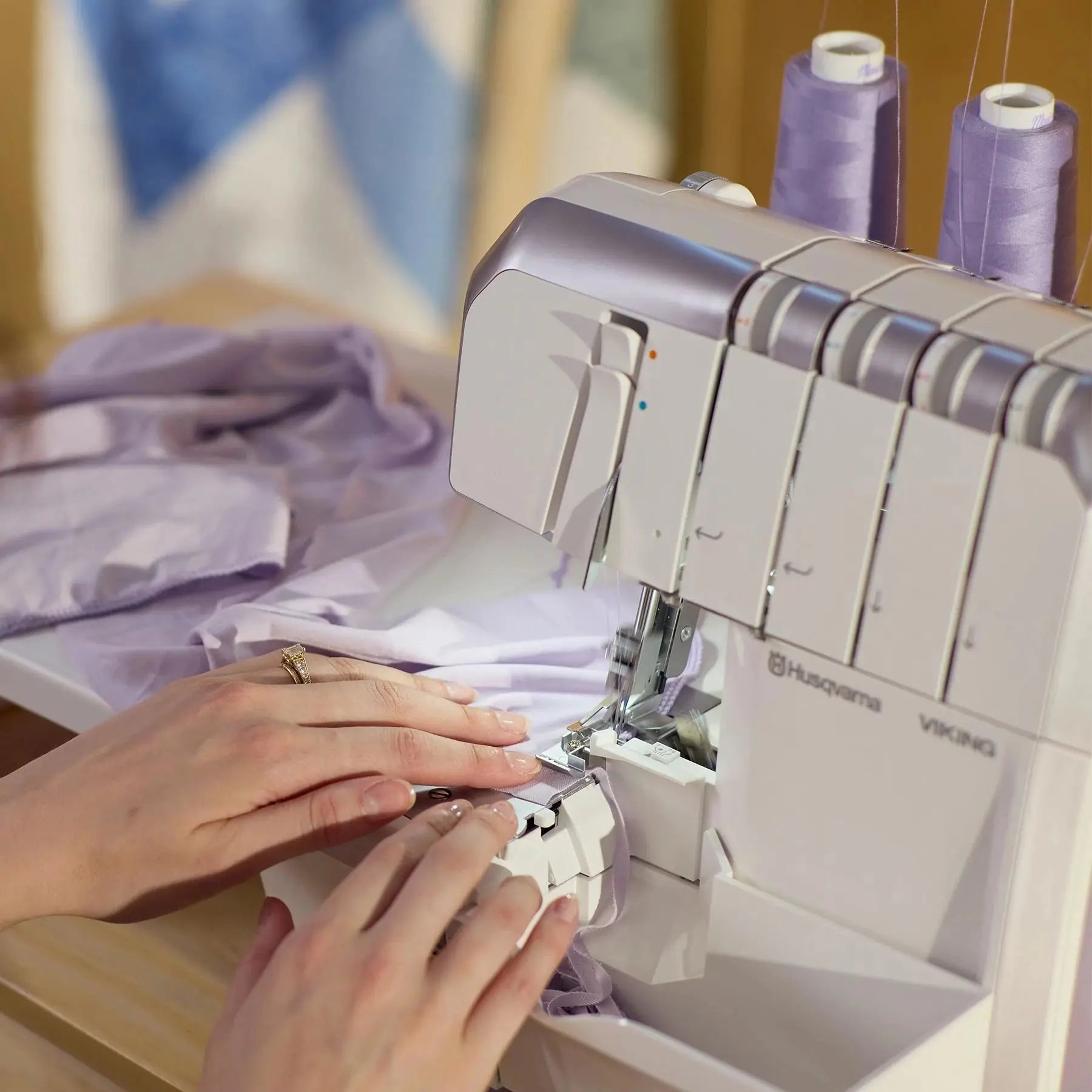 HUSQVARNA® VIKING® AMBER™ S | 300 Overlock Machine Singer
