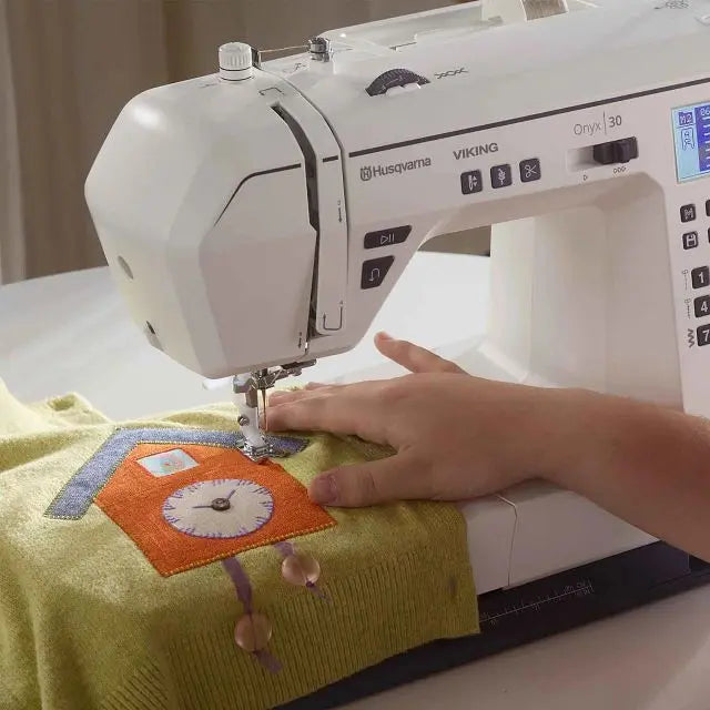 HUSQVARNA® VIKING® ONYX™ 30 Sewing Machine Singer