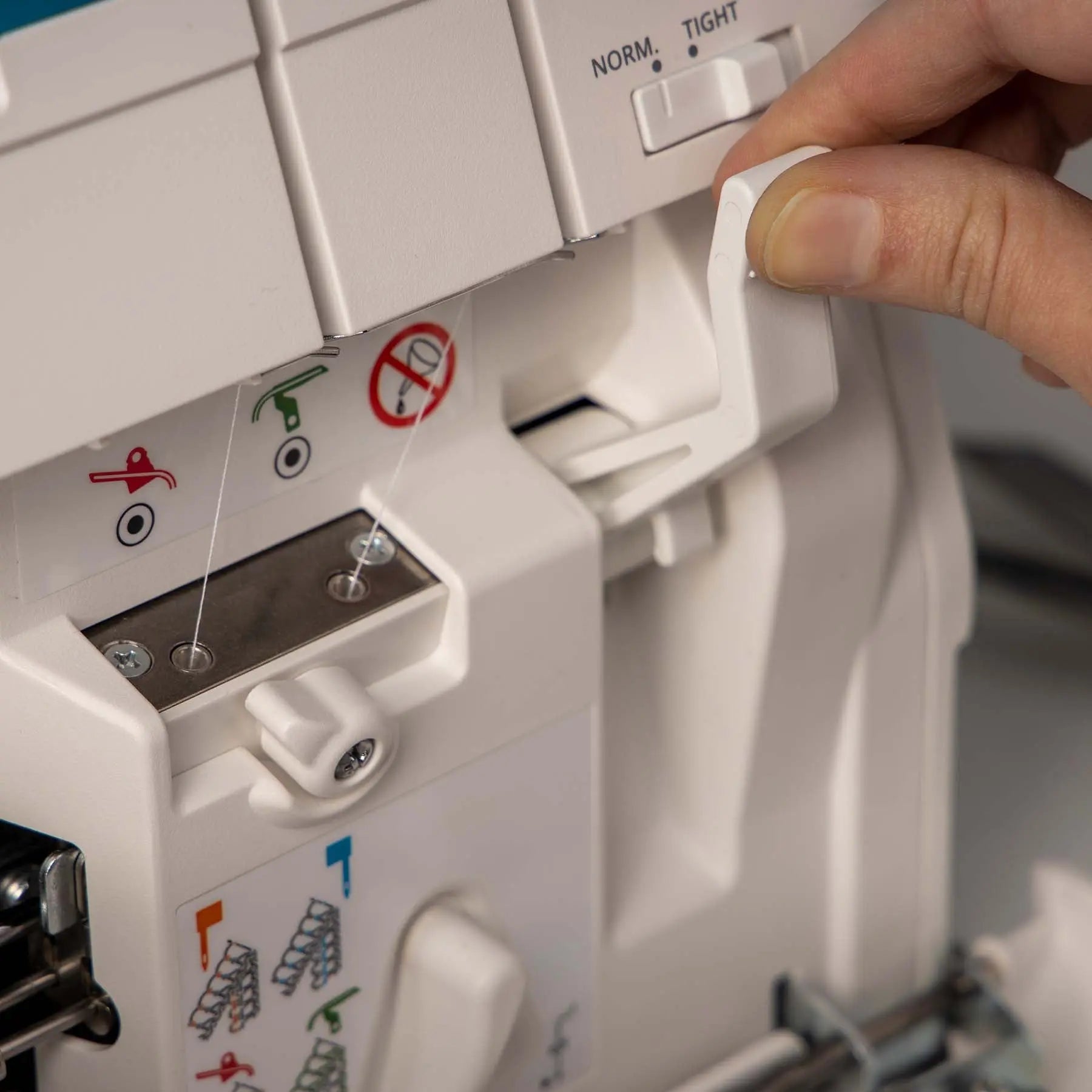 PFAFF® admire™ air 5000 Overlock Machine Singer