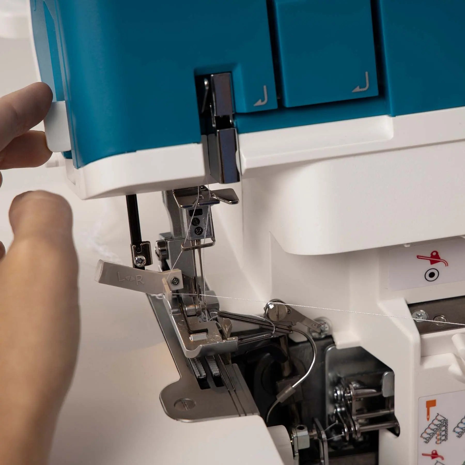 PFAFF® admire™ air 5000 Overlock Machine Singer
