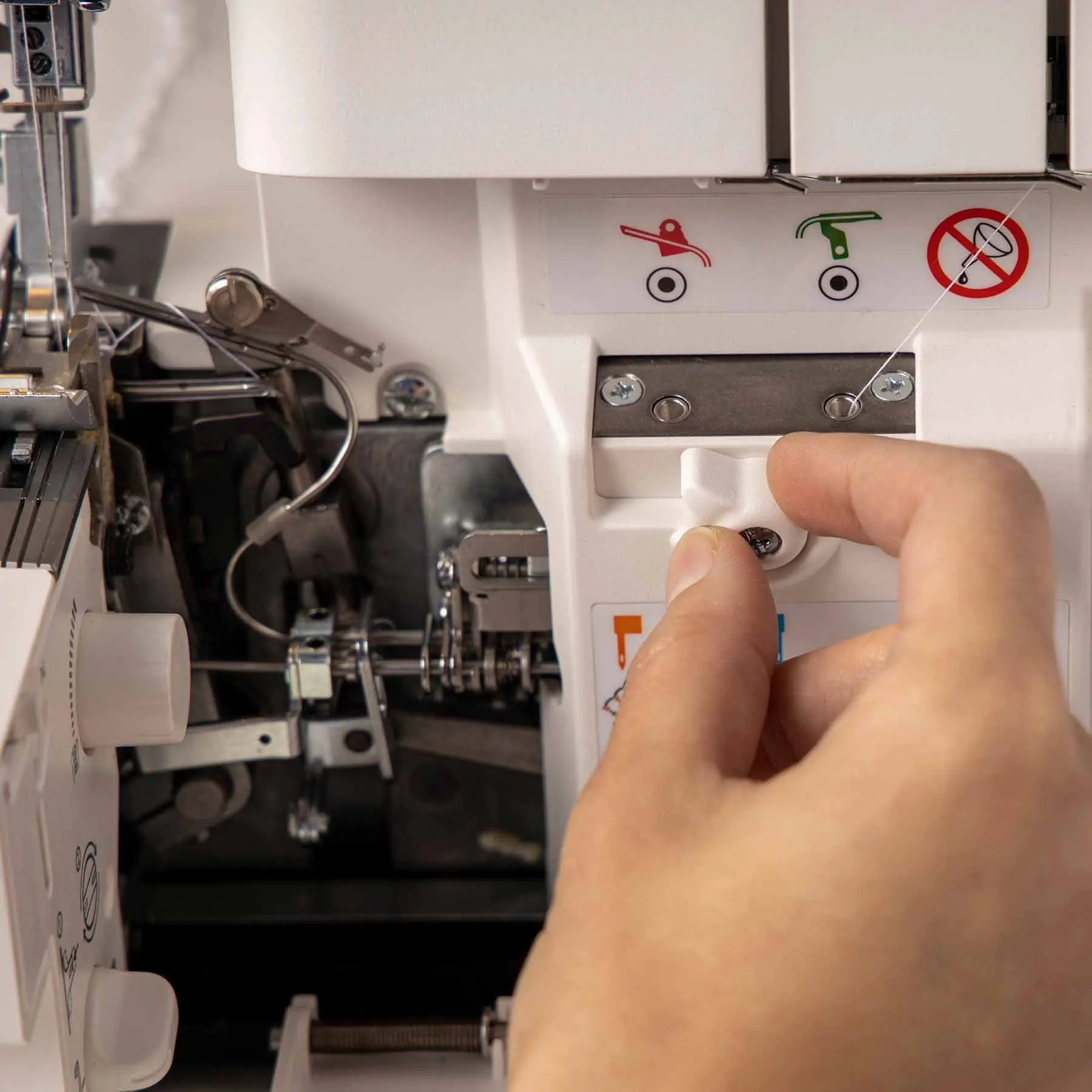 PFAFF® admire™ air 5000 Overlock Machine Singer