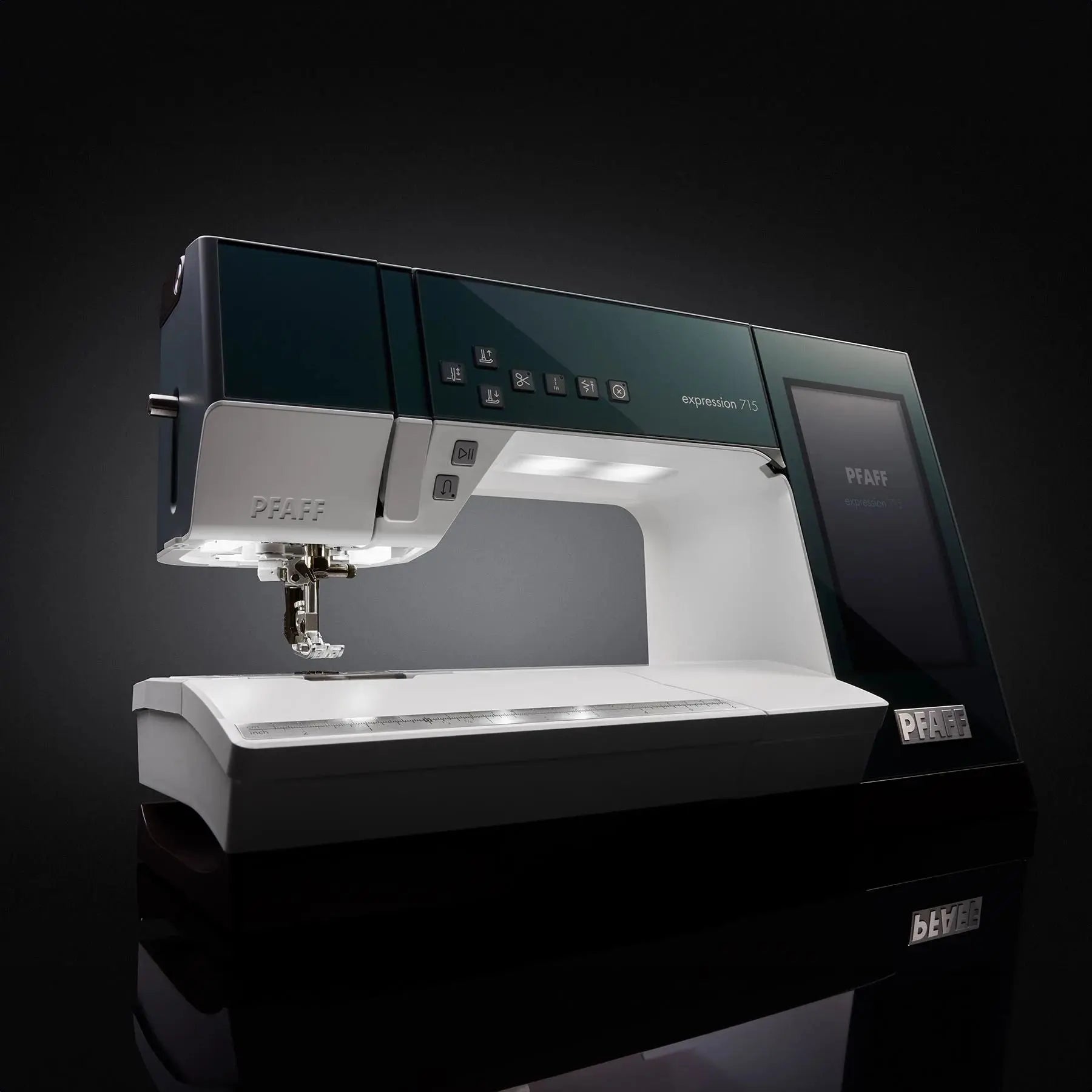 PFAFF® expression™ 715 Sewing Machine Singer