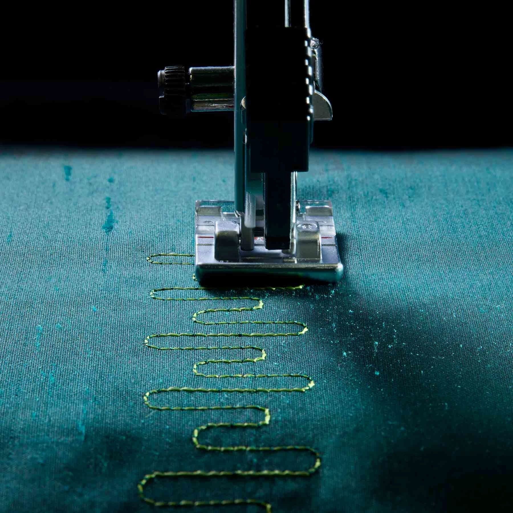 PFAFF® expression™ 715 Sewing Machine Singer