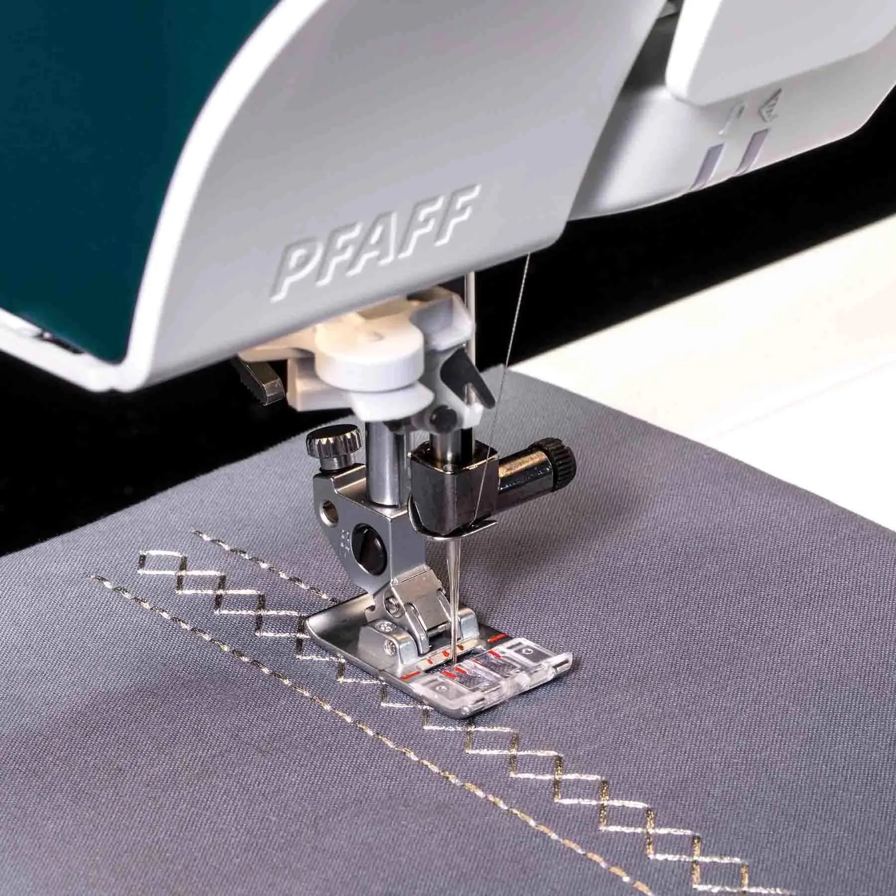 PFAFF® performance icon™ Sewing Machine Singer