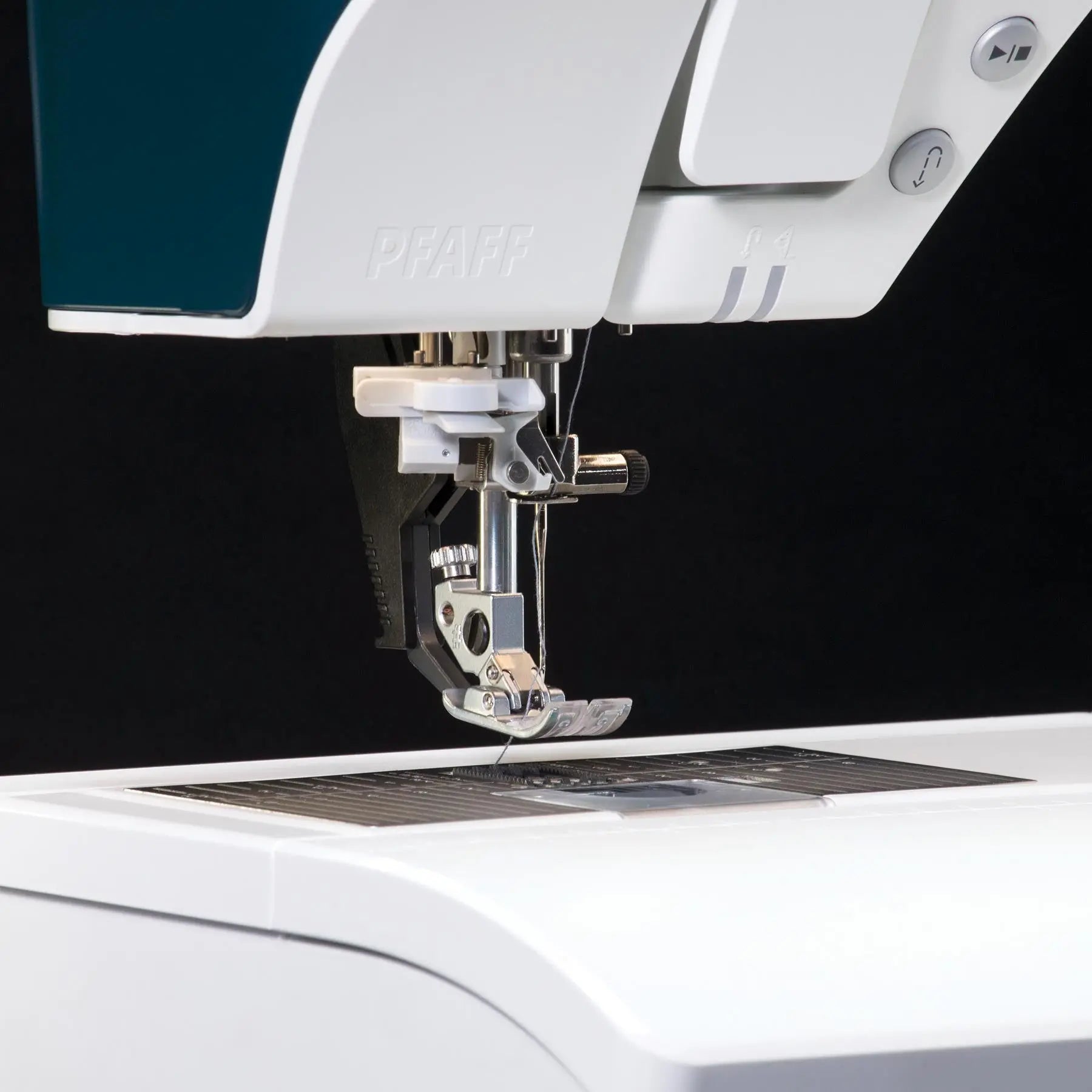 PFAFF® performance icon™ Sewing Machine Singer